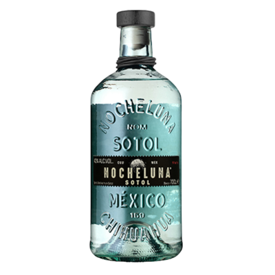 Le Sotol Nocheluna est un spiritueux unique du désert mexicain, souvent comparé à la tequila mais fabriqué à partir de la plante Sotol, distincte de l’agave. Ce spiritueux rare offre une fraîcheur minérale et une légère douceur, enrichie de notes fumée type barbecue. Issu du désert de Chihuahua, il reflète la résilience et la richesse de son terroir.