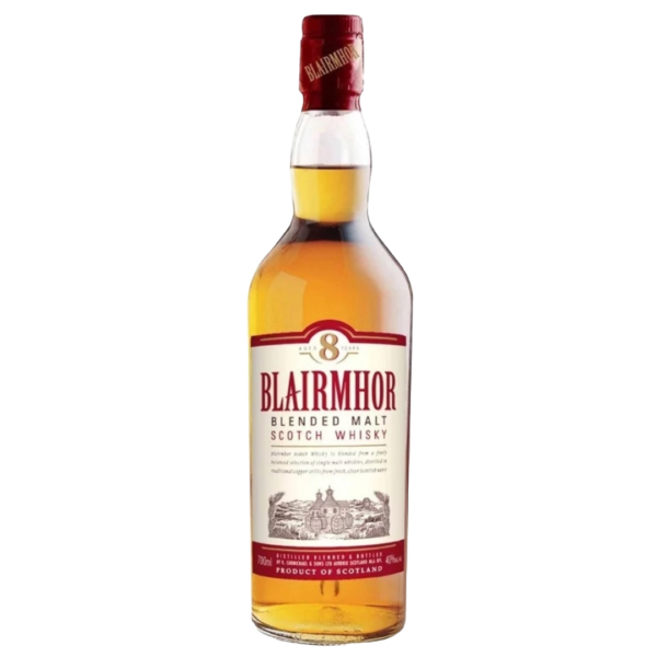 Blairmhor 8 ans est un whisky blended malt composé de plus de 20 single malts des Highlands et du Speyside, vieillis en fûts pendant au moins 8 ans. Son nez riche révèle des notes d'orge maltée, de fumée douce et de tourbe, tandis que la bouche offre des arômes équilibrés de tourbe, bruyère et épices avec une finale longue et miellée. Ce whisky doux et équilibré est une excellente introduction aux whiskies écossais.