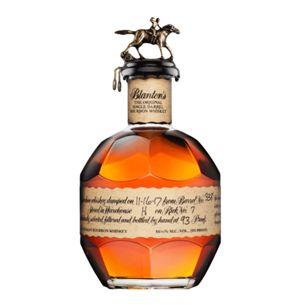 Blanton's Original, lancé en 1984, est le premier bourbon mis en bouteille fût par fût (single barrel), révolutionnant l'American whiskey. Produit à la distillerie Buffalo Trace, il offre un nez onctueux de fruits mûrs, vanille et épices, une bouche ample avec des saveurs de cannelle et cardamome, et une longue finale fruitée et épicée. Ce bourbon d'exception incarne l'expertise artisanale du Kentucky.