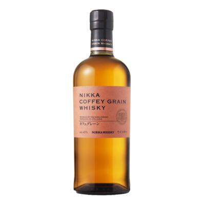 Le Nikka Coffey Grain est un whisky japonais élaboré majoritairement à partir de maïs et distillé dans des alambics "Coffey" à la distillerie Miyagikyo. Ces alambics, importés d'Écosse en 1963, apportent richesse et complexité au whisky, avec des notes de fruits exotiques, poire et agrumes, et une touche florale et pâtissière. En bouche, il est gourmand et juteux, révélant des saveurs de banane, caramel, et réglisse. Ce whisky suave et charmeur sort des sentiers battus, offrant une expérience unique aux amateurs de whisky japonais.