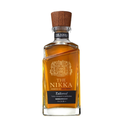 Nikka Tailored est un blend haut de gamme qui incarne l’expertise et le savoir-faire de la maison Nikka, principalement composé de malt des distilleries Yoichi et Miyagikyo, ainsi que de whisky de grain. Ce whisky, qui remplace le très apprécié Nikka 12 ans, se distingue par son équilibre et sa douceur, offrant des notes de vanille, caramel, café et fruits secs. En bouche, il allie des arômes gourmands et pâtissiers à une amertume subtile, créant une expérience de dégustation riche et complexe.