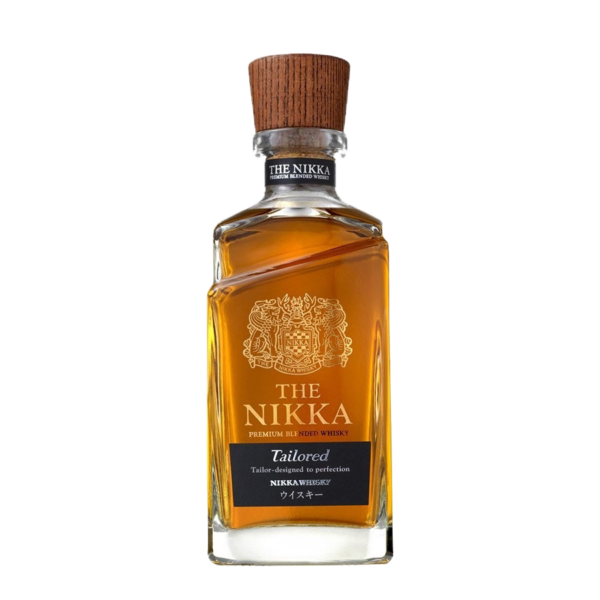 Nikka Tailored est un blend haut de gamme qui incarne l’expertise et le savoir-faire de la maison Nikka, principalement composé de malt des distilleries Yoichi et Miyagikyo, ainsi que de whisky de grain. Ce whisky, qui remplace le très apprécié Nikka 12 ans, se distingue par son équilibre et sa douceur, offrant des notes de vanille, caramel, café et fruits secs. En bouche, il allie des arômes gourmands et pâtissiers à une amertume subtile, créant une expérience de dégustation riche et complexe.