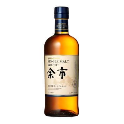 Yoichi, la première distillerie de Nikka créée en 1934 sur l'île de Hokkaido, bénéficie de conditions environnementales propices à la production de whisky. Élaboré selon des méthodes traditionnelles, ce single malt présente un assemblage de whiskies d’âges variés, offrant en bouche des notes tourbées et fumées, tout en évoquant des arômes marins distincts. Sa finale longue et riche révèle des nuances de vanille, de caramel et une subtile salinité, complétée par des touches d’agrumes et de fruits mûrs.