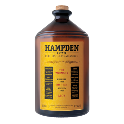 Hampden LROK The Younger 2018 est un rhum jamaïcain puissant, distillé en alambic en cuivre à la distillerie Hampden, fondée en 1750. Vieilli 5 ans en fûts ex-bourbon, il affiche une teneur en esters de 370,1 g/hLPA, offrant un profil aromatique fruité avec des notes de banane et d'ananas. Présenté dans une bouteille de 3 litres, il propose une finale longue avec des touches de canne à sucre et de clou de girofle.