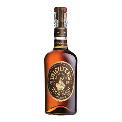 Michter’s Sour Mash whiskey, élaboré selon le procédé de sour mash, qui utilise une portion de la fermentation précédente pour enrichir le goût, offre un profil aromatique complexe avec des notes de cannelle, fruits secs et caramel, vieilli en fûts de chêne blanc carbonisés. Un whiskey d'exception, symbole de l'héritage artisanal de la distillerie Michter’s, fondée en 1753.