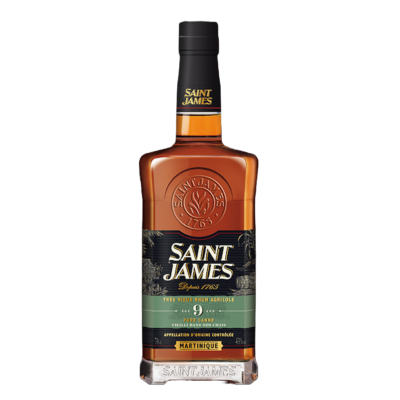 Saint-James est une emblématique distillerie martiniquaise avec plus de deux siècles d’histoire, réputée pour ses rhums agricoles. Ce rhum de 9 ans, vieilli en fûts de chêne roux ex-Cognac, présente des arômes de coing, de prune et de cannelle, avec une bouche équilibrée évoquant le cacao et le moka. Avec sa robe brun acajou limpide, il incarne parfaitement le terroir de la Martinique et se positionne comme un incontournable de la gamme Saint-James.